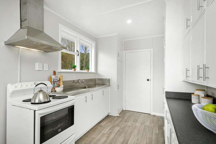 76 Strand Crescent Naenae_14