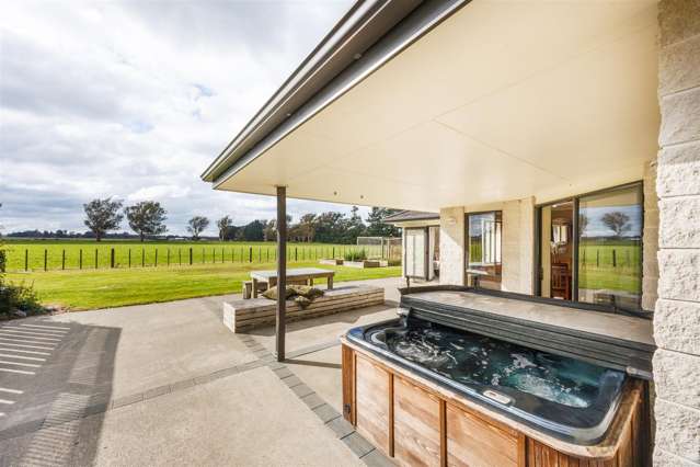 TEAM LEWIS - STUNNING PROPERTY NEAR TOWN BOUNDARY