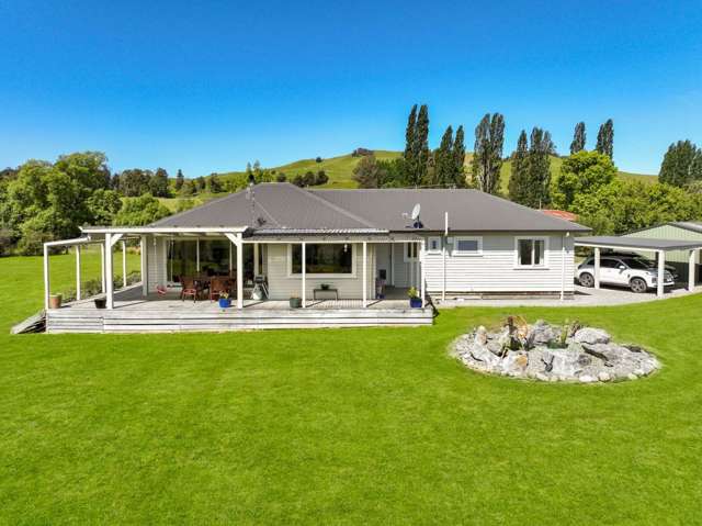 Sunny lifestyle home with expansive rural outlook