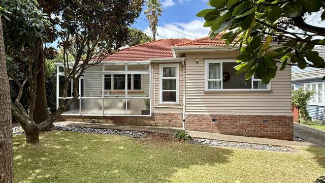 Space, sun, steps to Cornwall Park