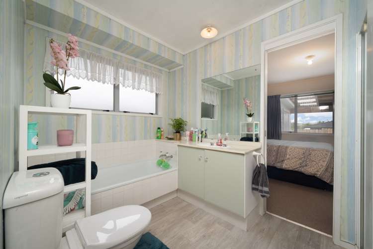 30 Pinewood Grove Botany Downs_13