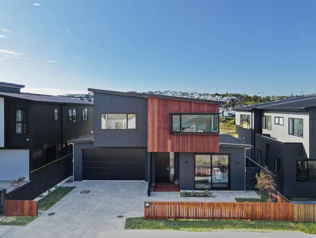 Golf Green, Dual Kitchens & Coastal Views