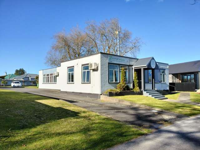 Cambridge office with storage and car parks