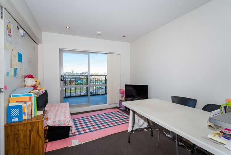 C21/71 Spencer Road Oteha_4