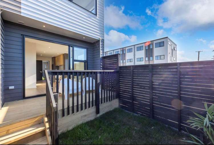 2/1 Cape Road Mangere_1