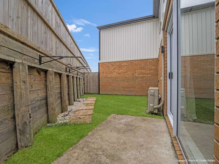 2/8 Mila Paige Close Glenview_25