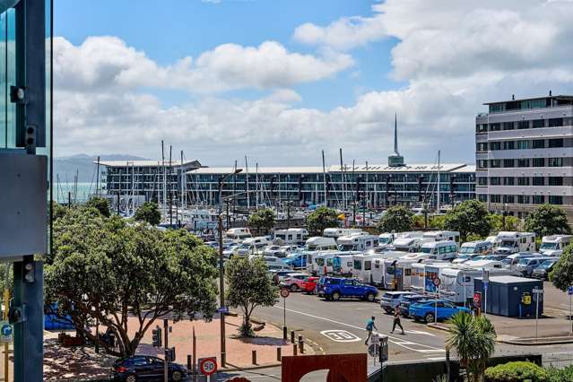 Stylish Te Aro Apartment with Marina Aspect