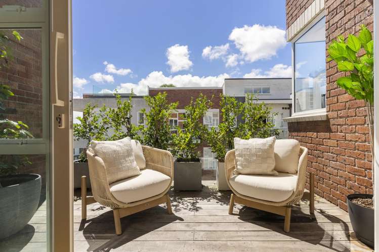 303/64 Surrey Crescent_1