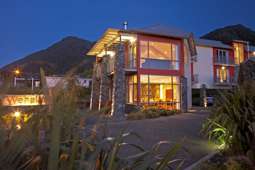 Tourist-favourite hotel in bustling West Coast township