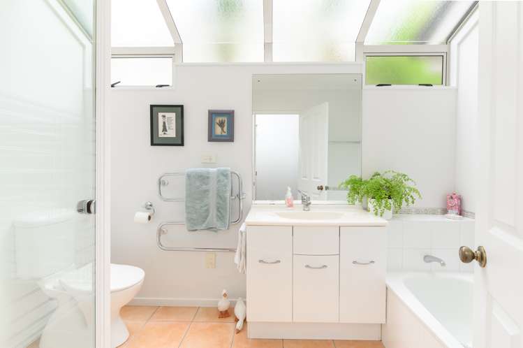 2/87a Kowhai Road Mairangi Bay_13