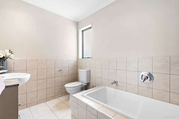 5 Savona Drive Flat Bush_11