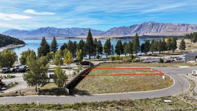 Water's Edge Perfection: Station Bay Lake Tekapo