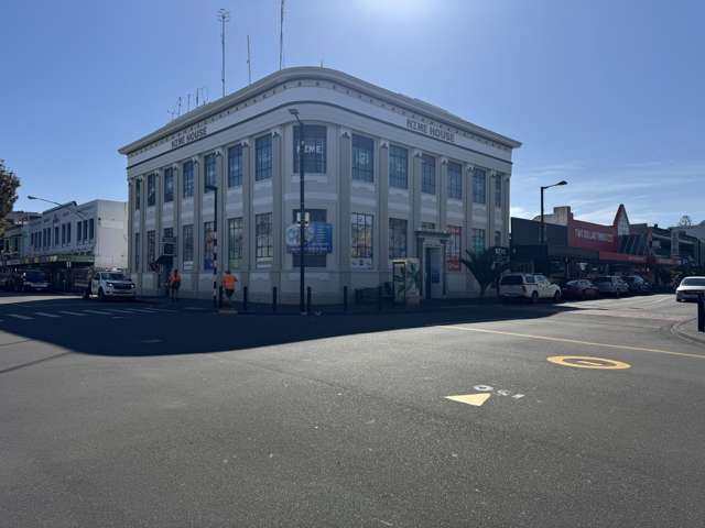 Corner profile retail or office