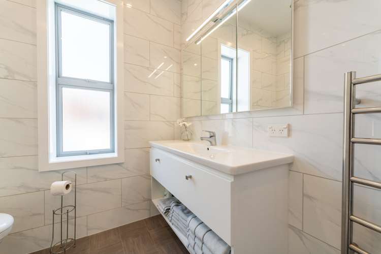 8 Lisava Avenue Seaview_16