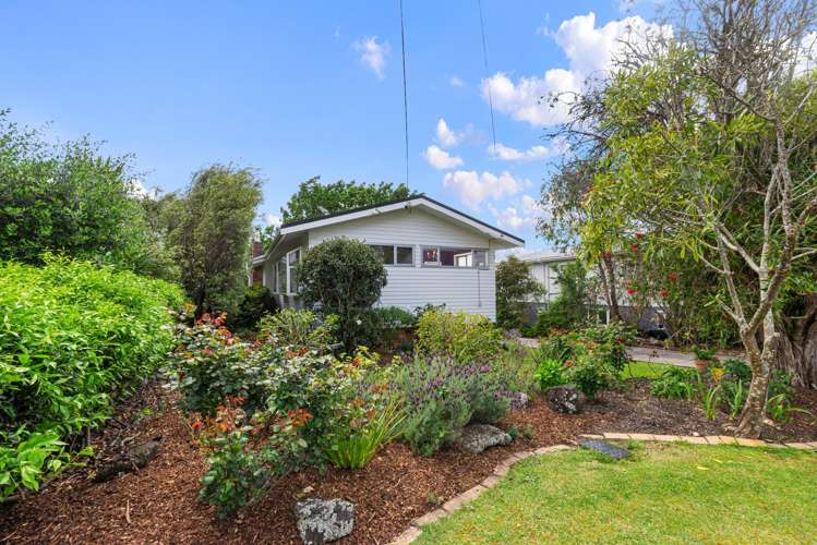 98 Tiroroa Avenue Te Atatu South_1