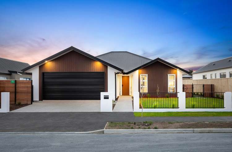 8 Strowan Avenue Elgin_36