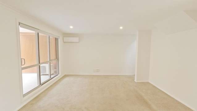 8/7 Vialou Street Hamilton Central_1