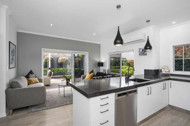 Stunning FIVE bedroom Family Entertainer.