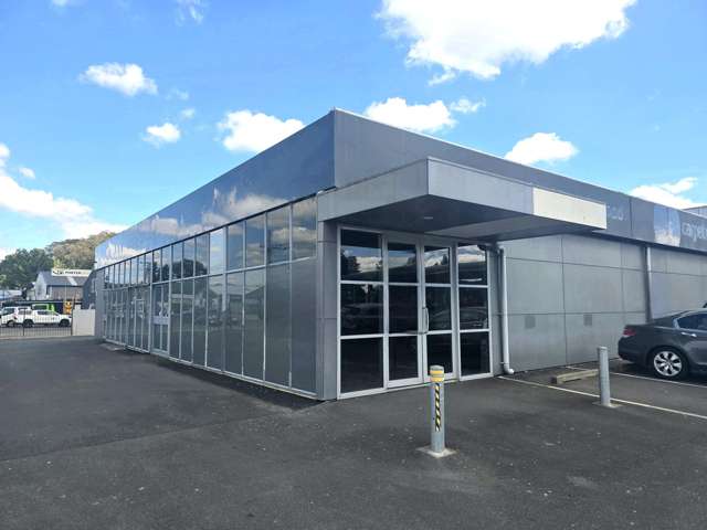 High-Visibility Showroom & Warehouse