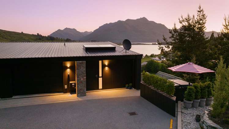 16 Highlands Close Queenstown Hill_1