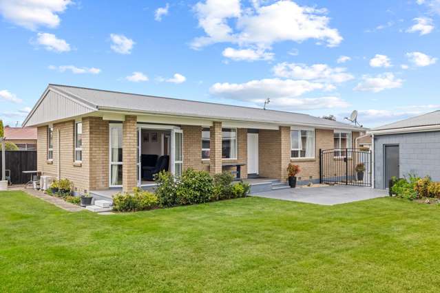 Huge garaging + just minutes to the Beach & City