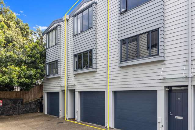 Move-in Ready Townhouse with Modern Furnishings