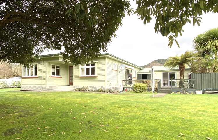 2 Sinnamon Street Reefton_24