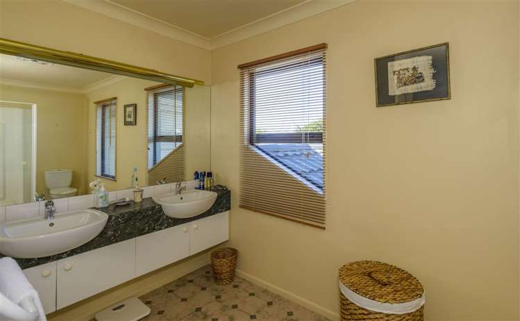 55 Travis Country Drive Burwood_19