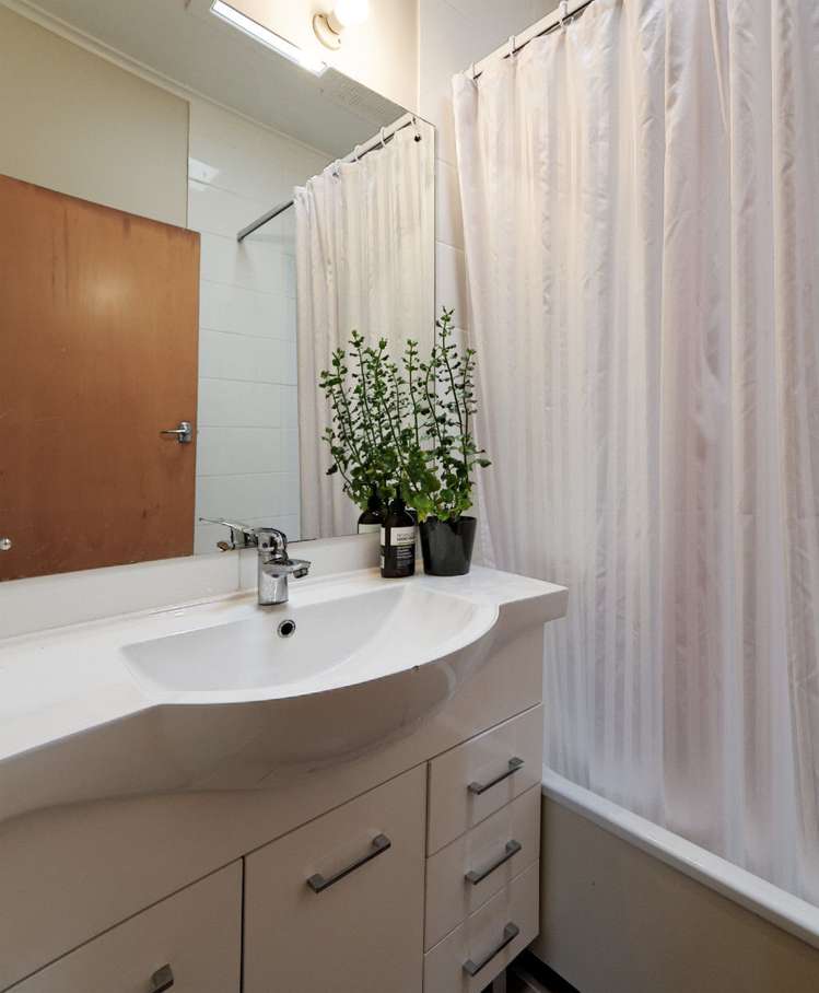 121 Mcleod Road Te Atatu South_11