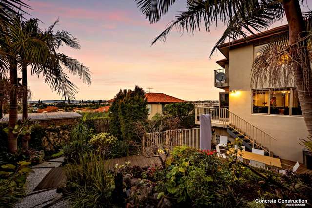 Stylish Townhouse With Sea Views