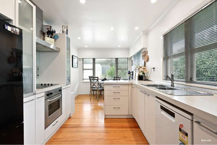 744 River Road Chartwell_16