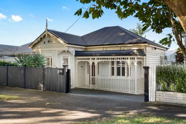 Expansive Family Home - Villa Charm!