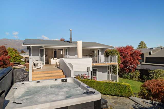 Strike Arrowtown gold with this dual income stunner