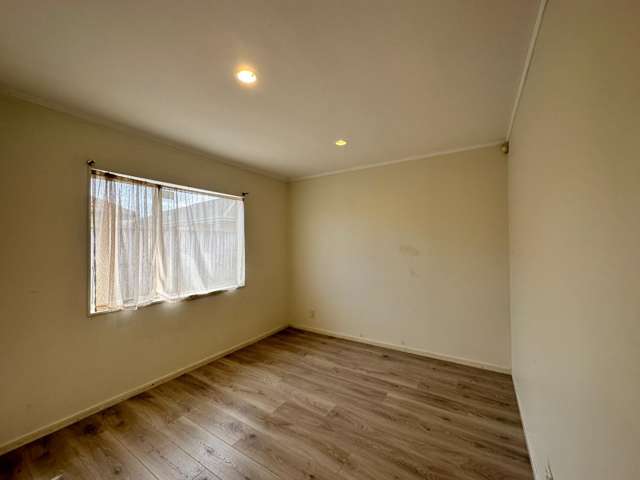 32 Frank Bunce Grove Flat Bush_1