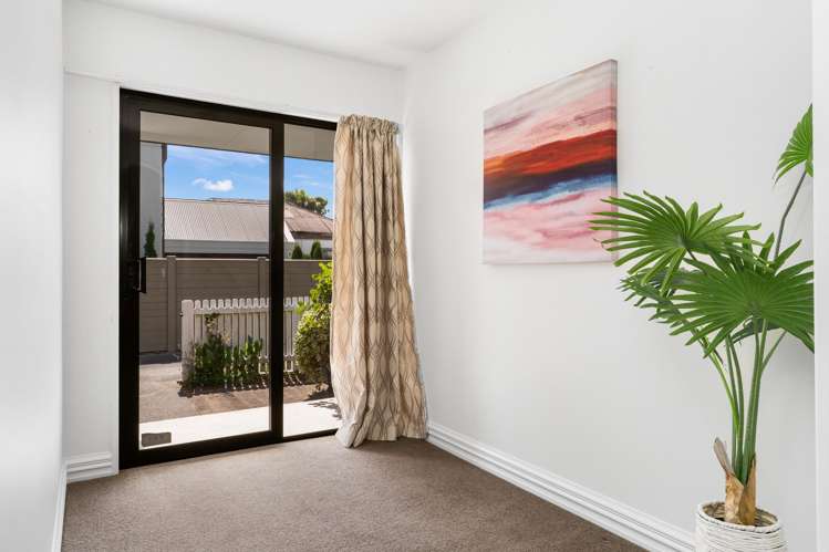 2/11 Office Road Merivale_14