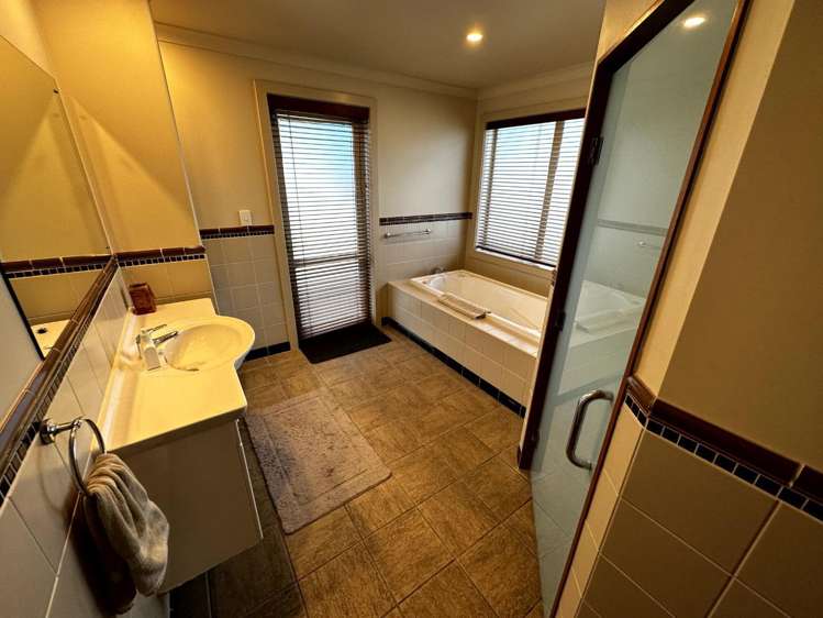 66 Shelter Drive Greenhithe_12