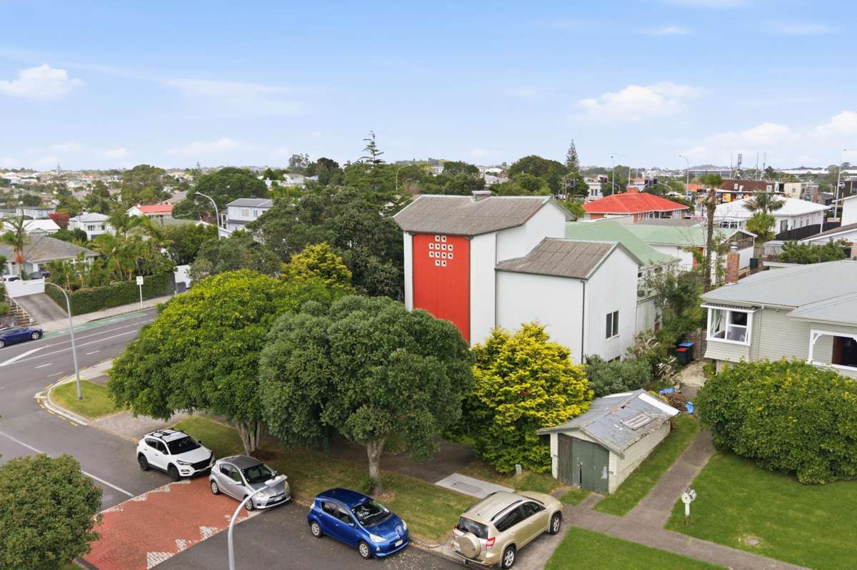 681 Sandringham Road_2