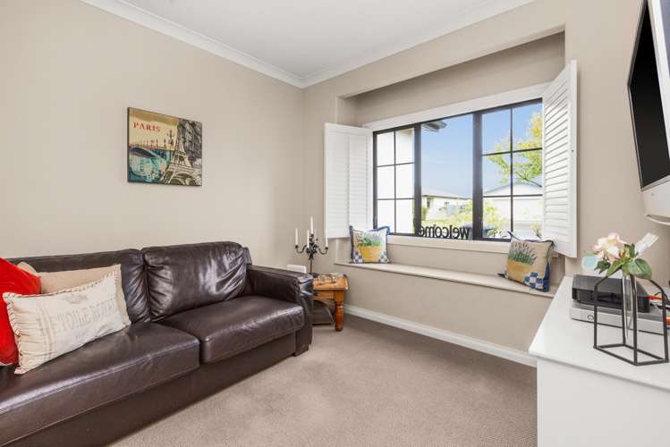 19 Heynes Place Clive_13