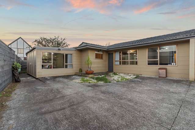 2/41 Challen Close Conifer Grove_1
