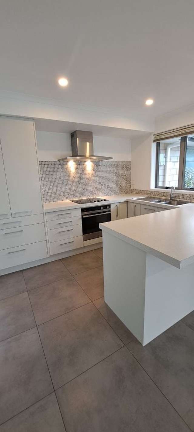 Modern Snells Beach Unit with Courtyard Garden