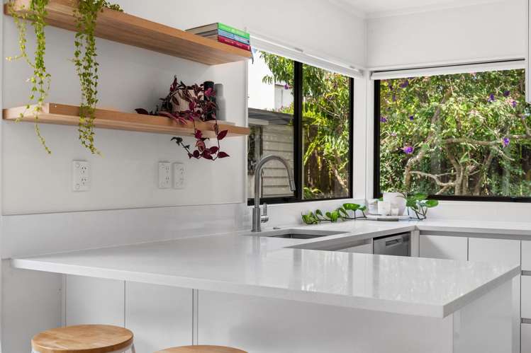 13a Pinewood Grove Botany Downs_12