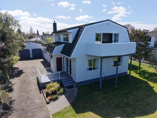 Spacious family home, stunning lake views