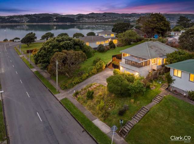 Sun-Drenched Living & Coastal Character in Titahi Bay