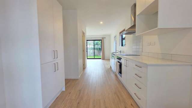Sunny 3 Bedroom Townhouse with private yard