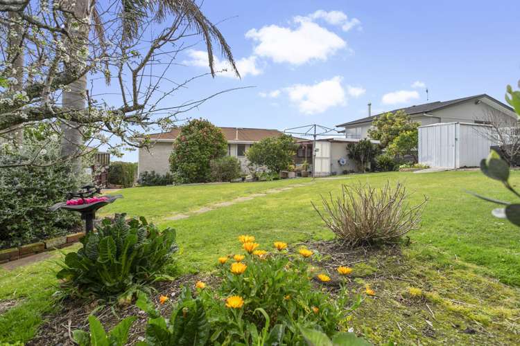 8 Paisley Street Mellons Bay_24