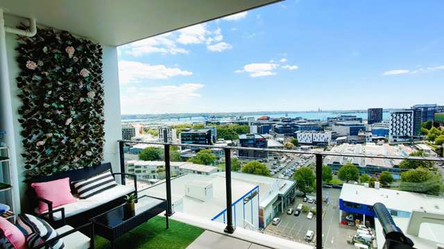 FULLY FURNISHED, 3-Bedrooms+Study Apartment Located in a perfect central hub at Auckland City.