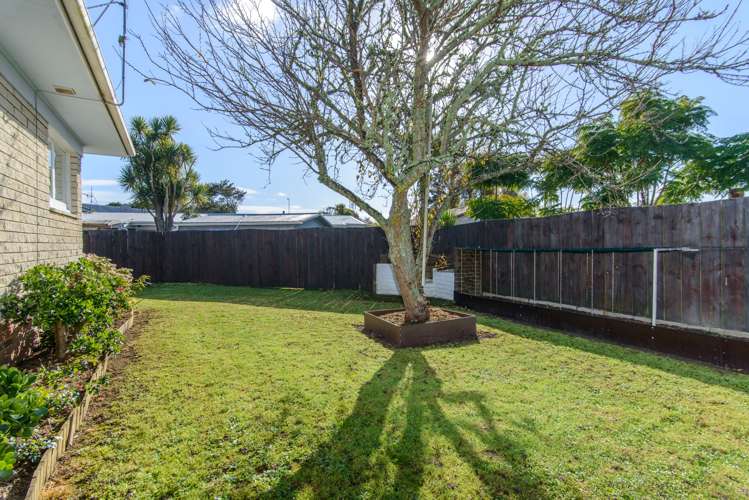 2/4 Eskdale Road Birkdale_13