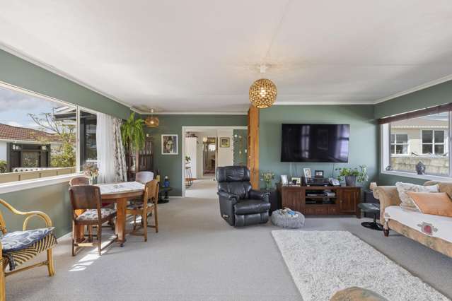 AMAZING ON AUBREY - ELEVATED 3 BED HOME