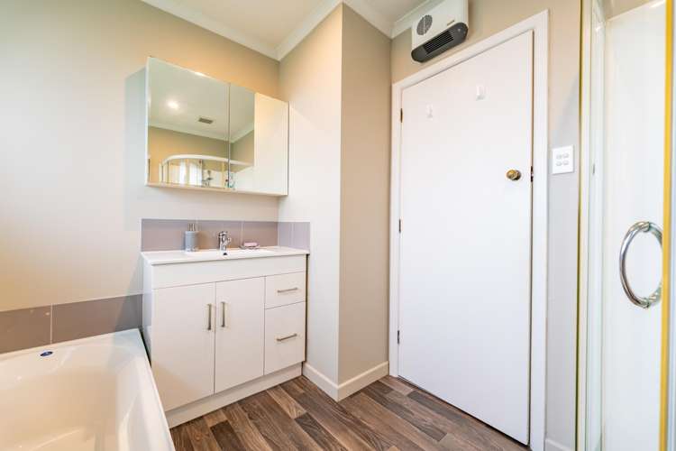 46 Pages Road Marchwiel_10