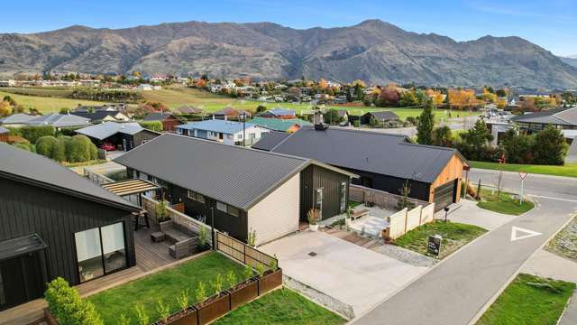 Light-Filled Family Living in a Prime Location